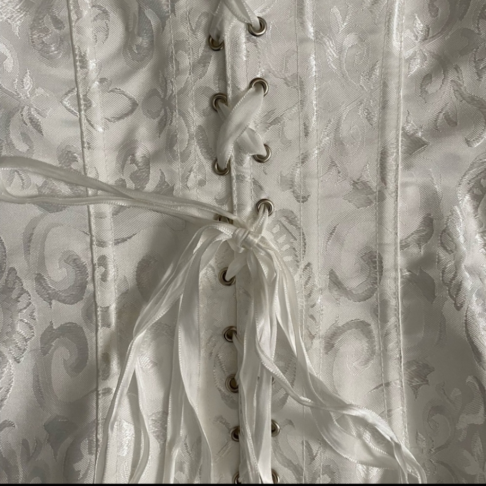 🥳 TRADED! Gorgeous White Corset - Picture 5 of 5